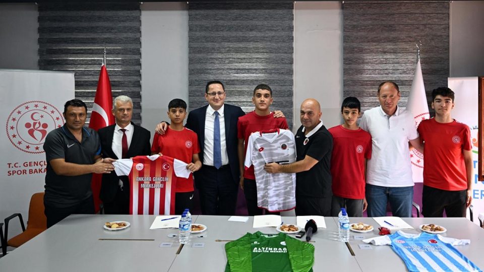 Sokakta keşfedilen futbolcular Gençlerbirliği’yle sözleşme imzaladı