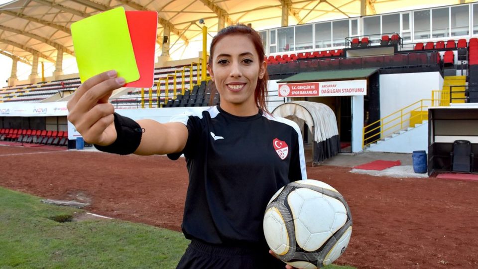 Kadın futbol hakemi “yapamazsın” diyenlere inat yeşil sahalarda görev yapıyor