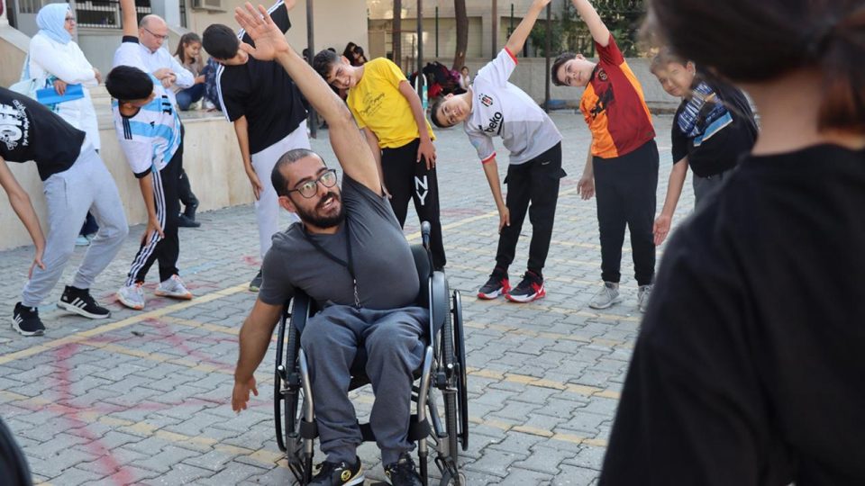 Tekerlekli sandalyedeki milli sporcu azmiyle beden eğitimi öğretmeni oldu