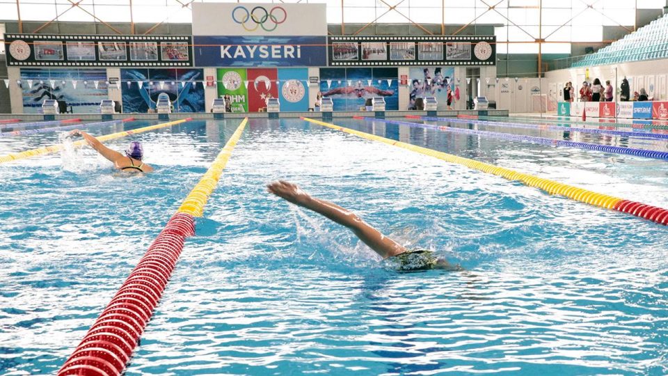 Kayseri’de engelli sporcular yüzme müsabakasında yarıştı